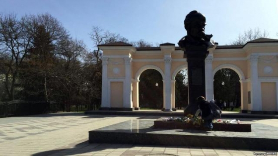 Жители оккупированного Симферополя несут цветы к памятнику Шевченко