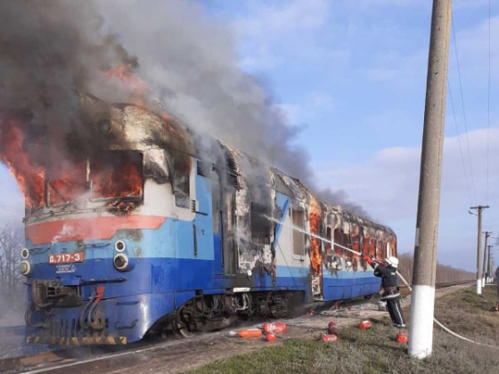 Дизельный поезд с пассажирами загорелся под Николаевом