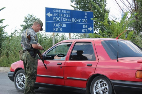 В связи с 40-градусной жарой на блокпостах увеличено количество полицейских, чтобы ускорить процесс проверки