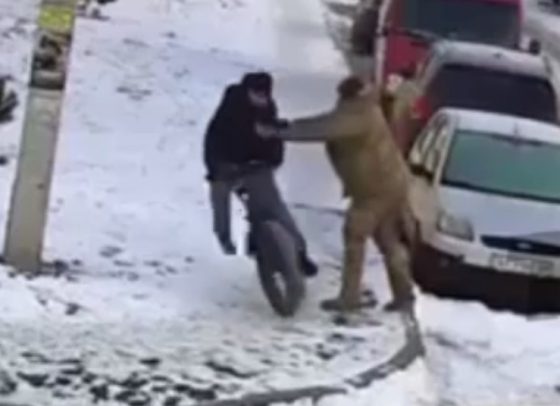 Працівник ТЦК напав на велосипедиста в Харкові: поліція заявила, що він був у розшуку за СЗЧ
