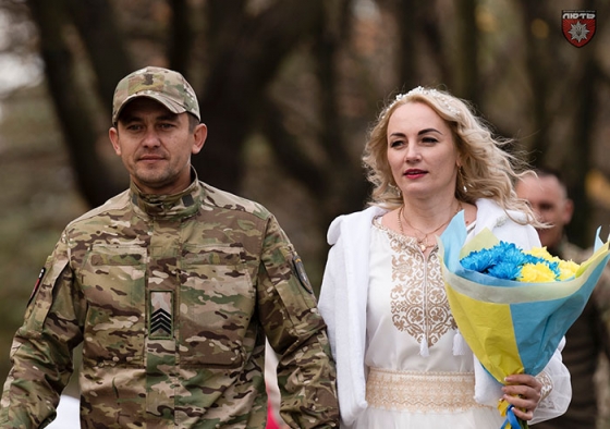 У Краматорську одружилися боєць штурмового полку «Цунамі» Анатолій та його кохана Наталія