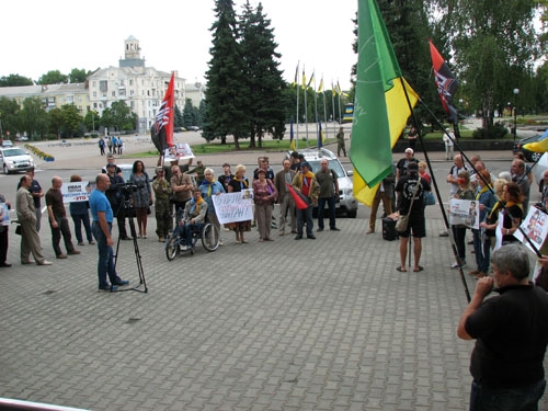 В Краматорске прошел пикет горсовета с требованием уволить Ивана Полупана с должности в Управлении образования (видео)