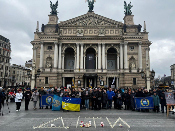 Напис «ДІТИ» з’явилась перед театрами в різних країнах у День пам’яті жертв авіаудару в Маріуполі