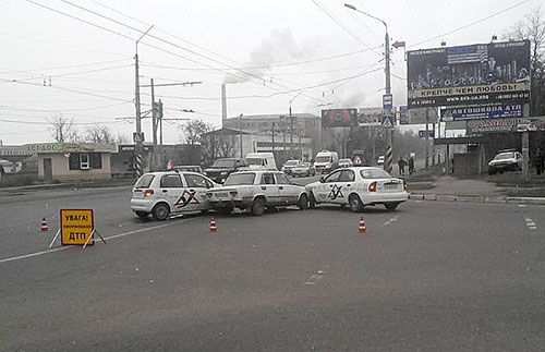 В Краматорске “Жигули” столкнулись с двумя учебными автомобилями одновременно 