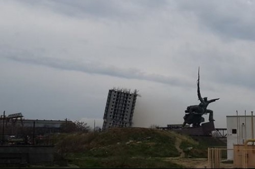 В Севастополе таки снесли &quot;Пизанскую башню&quot; (видео)