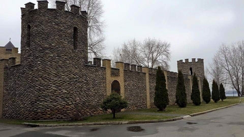 Громадянка Росії захопила ділянку біля Дніпра і збудувала замок – депутат