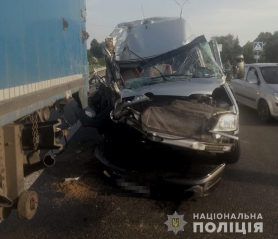 В Днепропетровской области микроавтобус с детьми столкнулся с грузовиком: есть пострадавшие 