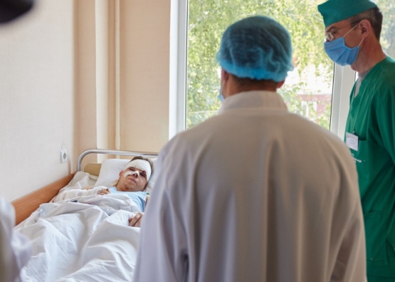 Зеленский навестил в больнице 20-летнего курсанта, выжившего после крушения Ан-26 