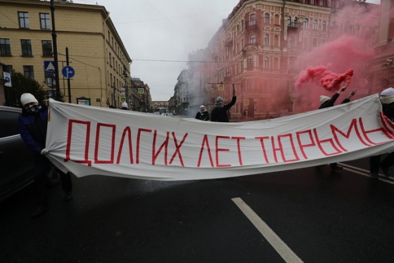 &quot;Долгих лет тюрьмы&quot;, - в Петербурге Путина поздравили с днем рождения  