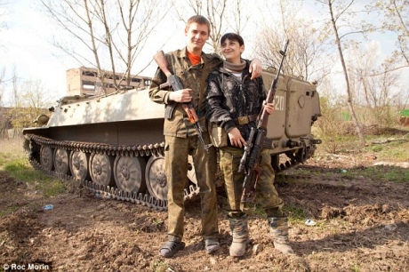 Бывшая инспектор украинской налоговой стала снайпером и убила 26 украинцев