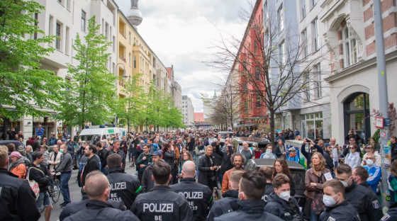 Около тысячи человек в Берлине вышли на протест против карантина