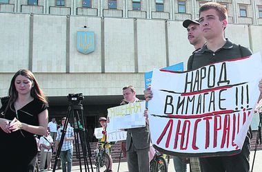 В Украине — предвыборная лихорадка: политики воюют в судах, а кандидатов опускают в мусорные баки 