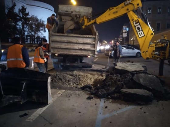 В центре Киева на Владимирской провалился асфальт 
