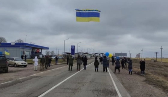 Активисты запустили с админграницы флаг Украины с посланиями для жителей захваченного Россией Крыма