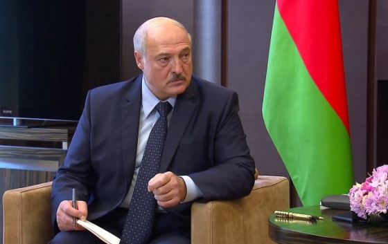 Украина рухнула, а вот Беларусь еще держится, - Лукашенко