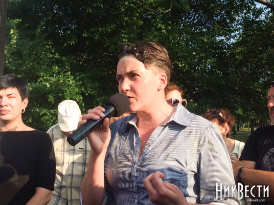 В Николаеве забросали яйцами нардепа Надежду Савченко (видео)
