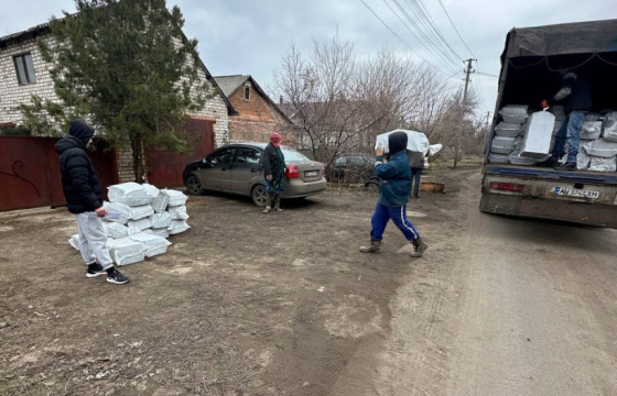 Мешканцям Дружківської громади видають паливні брикети