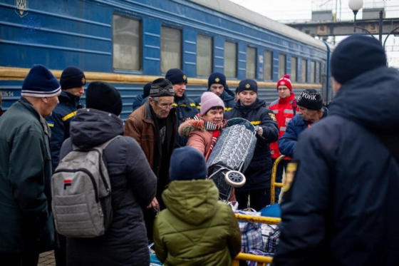 Евакуація родин з дітьми у примусовий спосіб триває з чотирьох громад Донецької області
