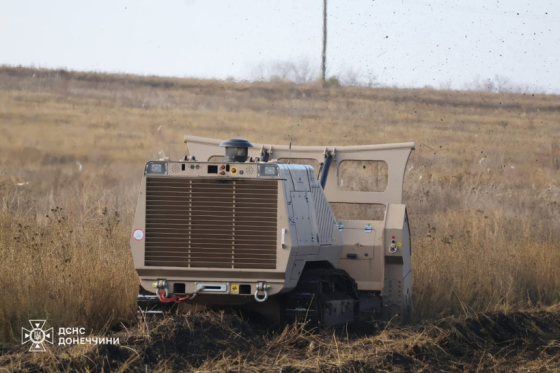На Донеччині триває розмінування сільгоспугідь за допомогою машини GСS-200