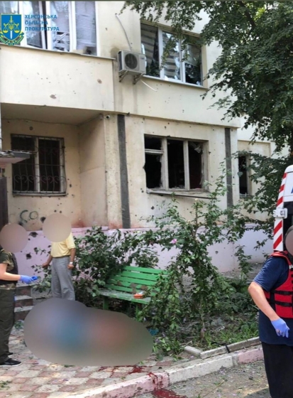 Ворог ударив по житлових кварталах Херсону, три людини поранені, двоє - важкі