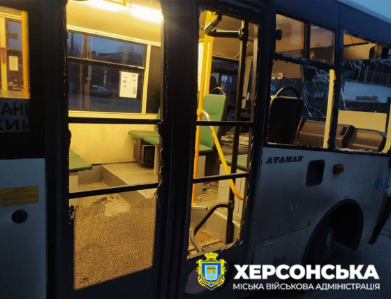 Росіяни атакували з дрона маршрутку в Херсоні: поранено 5 людей, серед яких двоє дітей
