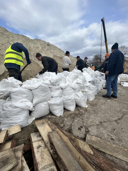 Зараз головне зменшити потік води, щоб не дати рухатись стихії далі.