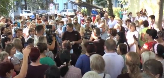 Медики Славянска вышли на митинг из-за двухмесячной задержки зарплаты - хотят написать письмо Президенту 