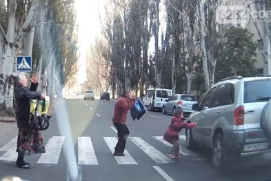 В миллиметре от горя - в центре Славянска неосторожный водитель едва не сбил ребенка (видео) 
