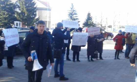 &quot;Экономьте на себе&quot;, - на Донетчине активисты не позволили чиновникам закрыть больницу