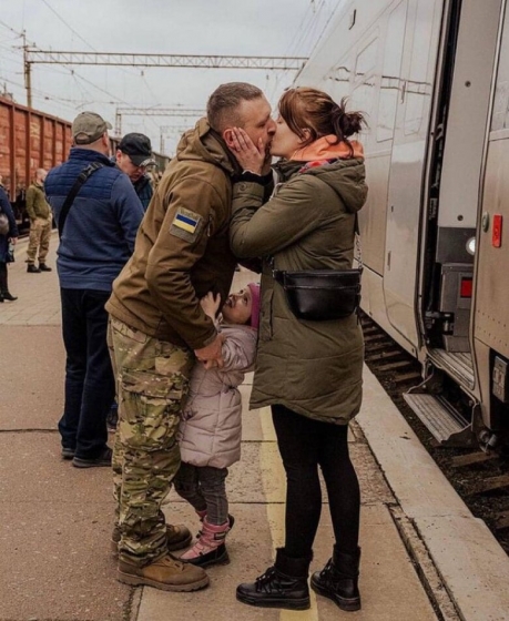 На першій шпальті New York Times - фото прощання прикордонника з родиною в Краматорську