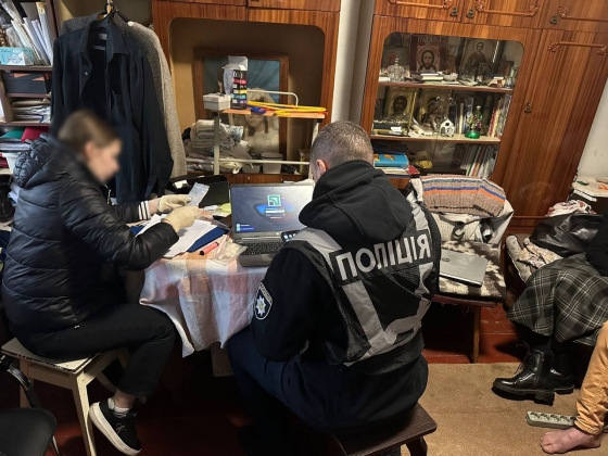 Поліція викрила шахрая з Дніпра, який привласнював гроші зниклих та полонених бійців ЗСУ
