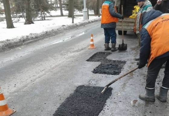 В Краматорске продолжают выполнять аварийный ремонт дорог по новой технологии