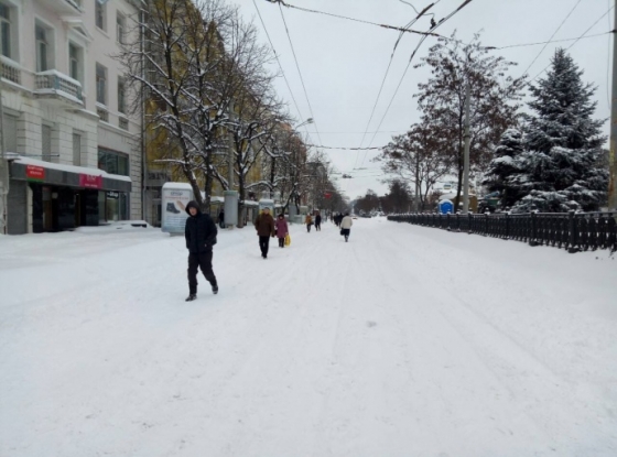 В Днипре снежный коллапс: за сутки выпала двухмесячная норма осадков