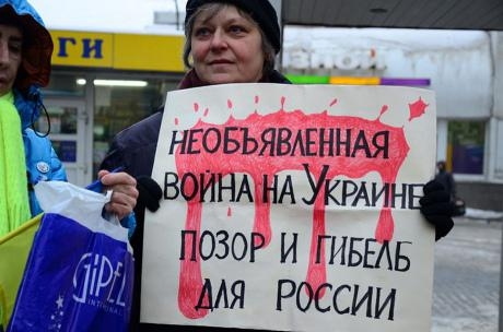 В Москве прокремлевские &quot;антимайдановцы&quot; сорвали пикет против войны в Украине (видео)