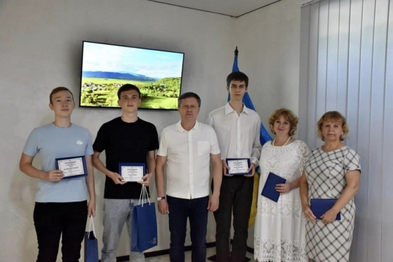 У Краматорську учнів нагородили премією у розмірі 20 тисяч гривень за один зданий на 200 балів предмет, вчителі також отримають заохочення