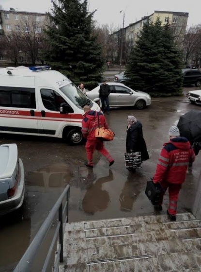 Идентификация ВПЛ. &quot;Скорая&quot; забрала пожилую женщину из отделения &quot;Ощадбанка&quot; в Константиновке 