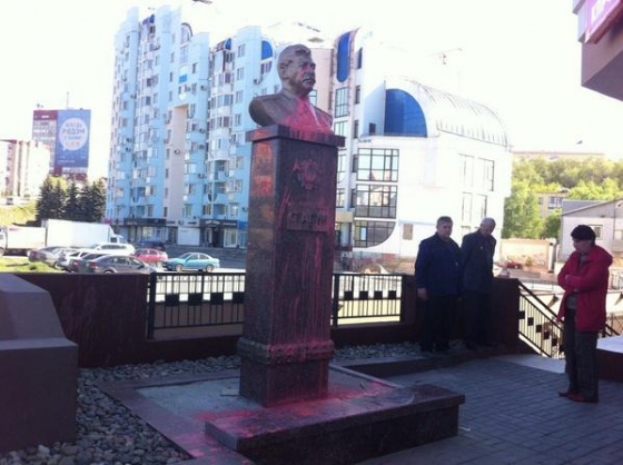 &quot;Осквернен не только бюст, но и орден &quot;Победа&quot;, - в российском Липецке неизвестные облили краской недавно установленный памятник Сталину (фото)