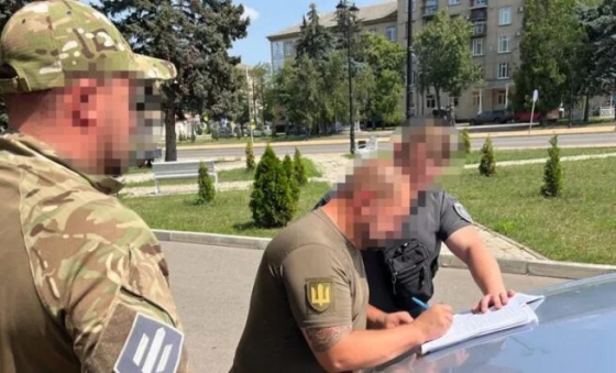 Оформлював “липові” довідки ухилянтам для виїзду за кордон: за хабарі судитимуть воєнкома Краматорського району