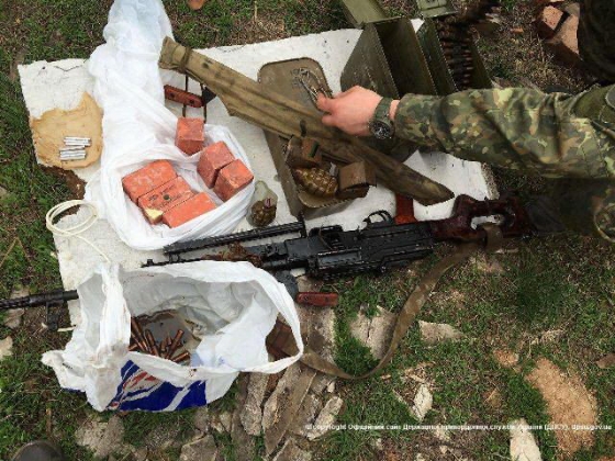 Краматорские пограничники выявили схрон с оружием диверсантов (фото)