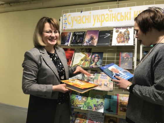 У Міжнародний день дарування книг бібліотеки Донеччини отримали літературні новинки