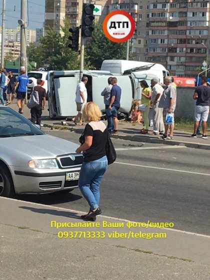 В Киеве автомобиль влетел в толпу людей 