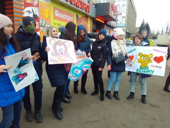 В Краматорске отмечают День объятий: молодежь на улице дарит всем обнимашки 