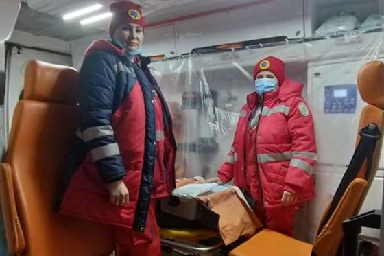Как работала скорая помощь в новогоднюю ночь: выезды на ДТП, падения с 5 этажа и к больным COVID-19