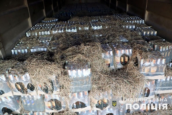 У Покровську зупинено вантажівку, де під сіном ховали 8 тонн алкоголю