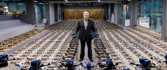 Порошенко передає бригадам ЗСУ на фронті 2 тис. FPV-дронів