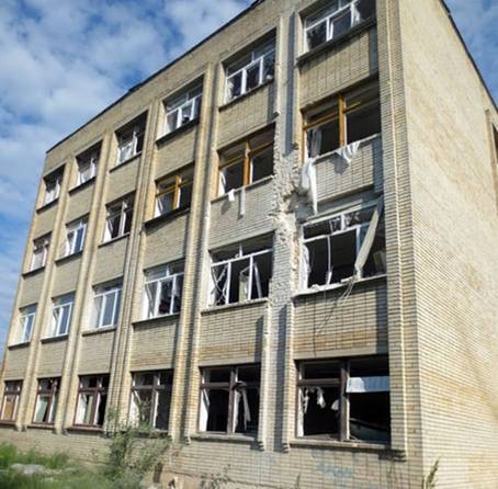 В Красногоровке под обстрел боевиков попала школа 