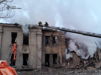 У Краматорському районі з палаючої адмінбудівлі врятовано людину