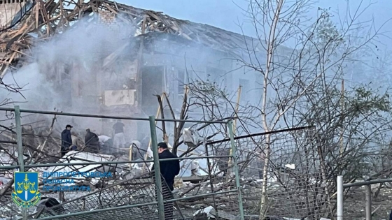 Наслідки ворожого удару по передмістю Дніпра: загинула 2-річна дитина, 22 людини поранені. Пошкоджено будинки, рятувальний підрозділ, магазини та газопровід