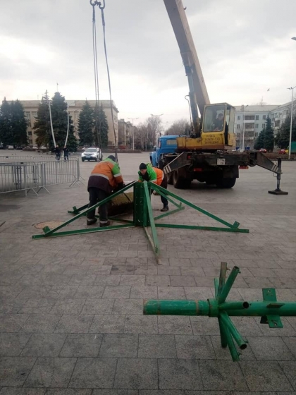 На центральной площади Краматорска начали устанавливать новогоднюю елку