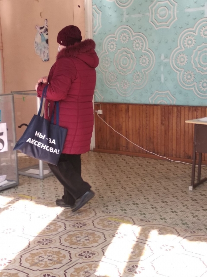 В Донецкой области избиратели приходят на участки с брендированными масками от кандидата 
